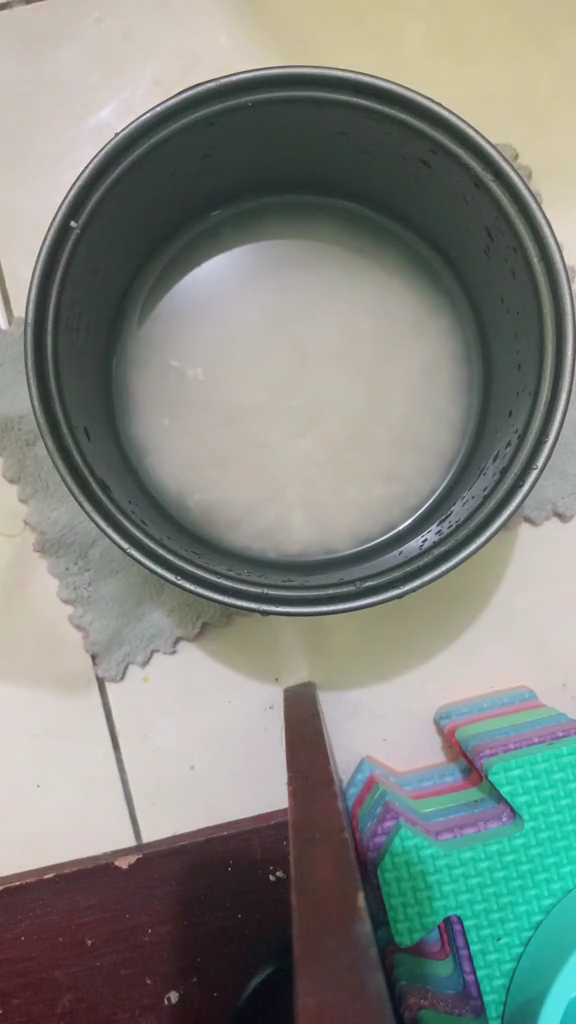 Tanpa cuka, ini trik menanak nasi agar tak lengket di panci rice cooker cuma pakai 2 bahan dapur