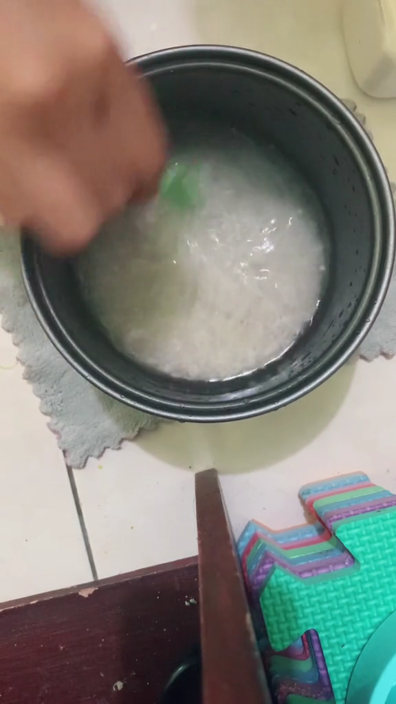 Tanpa cuka, ini trik menanak nasi agar tak lengket di panci rice cooker cuma pakai 2 bahan dapur