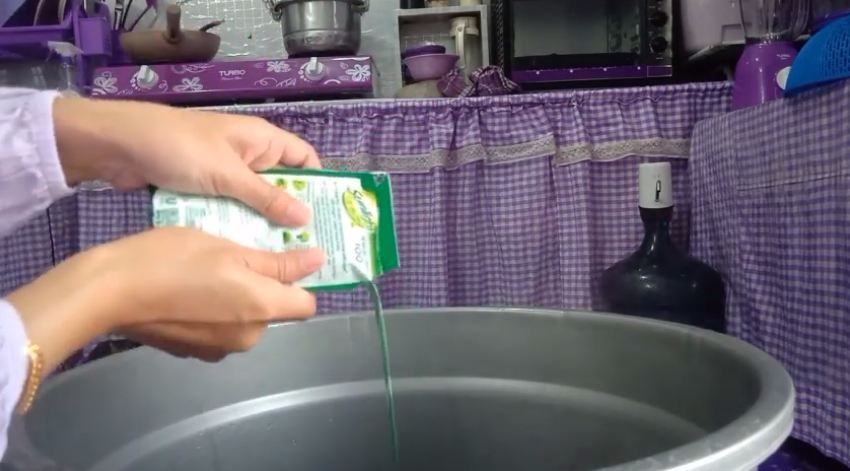 Bukan pakai pemutih, ini cara mencuci keset dekil dan bau agar bersih lagi cuma tambah 1 bahan dapur
