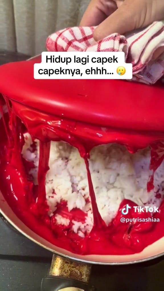 Masak nasi pakai tutup tupperware © TikTok