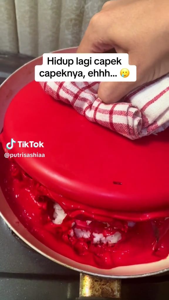 Masak nasi pakai tutup tupperware © TikTok