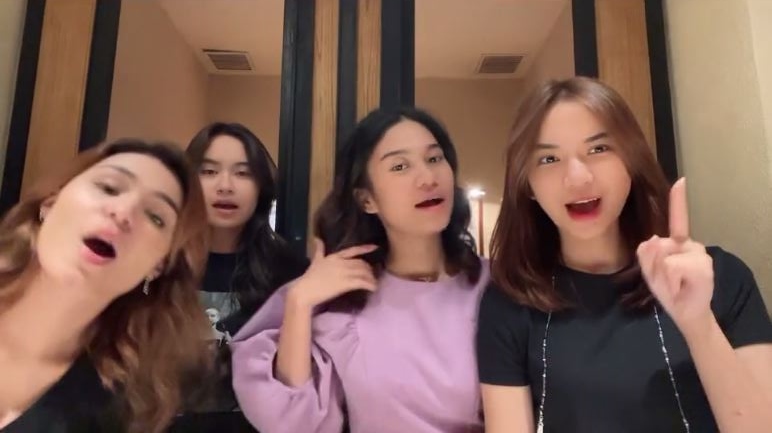 Azizah Salsha dan Satine Zaneta mirip © 2023 brilio.net