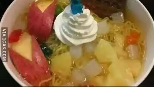 Potret kocak cara menyajikan es buah Berbagai sumber