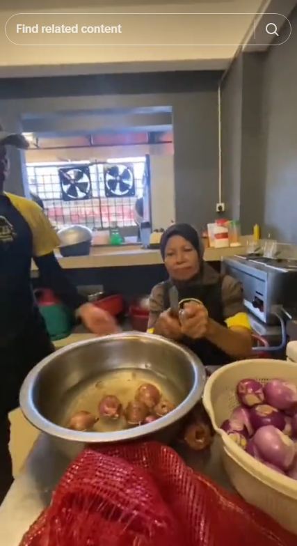 Jangan cuma direndam, ini trik mengupas bawang merah agar mata tak perih pakai 1 bahan dapur