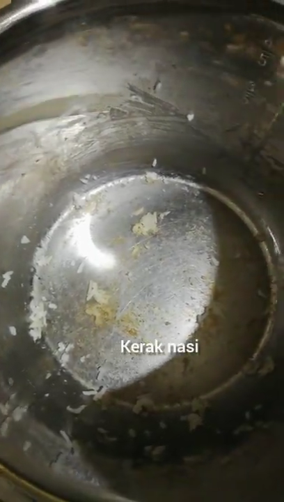 Tak perlu air panas, ini cara cepat bersihkan kerak nasi di panci rice cooker pakai 1 bahan dapur