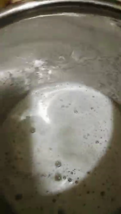 Tak perlu air panas, ini cara cepat bersihkan kerak nasi di panci rice cooker pakai 1 bahan dapur