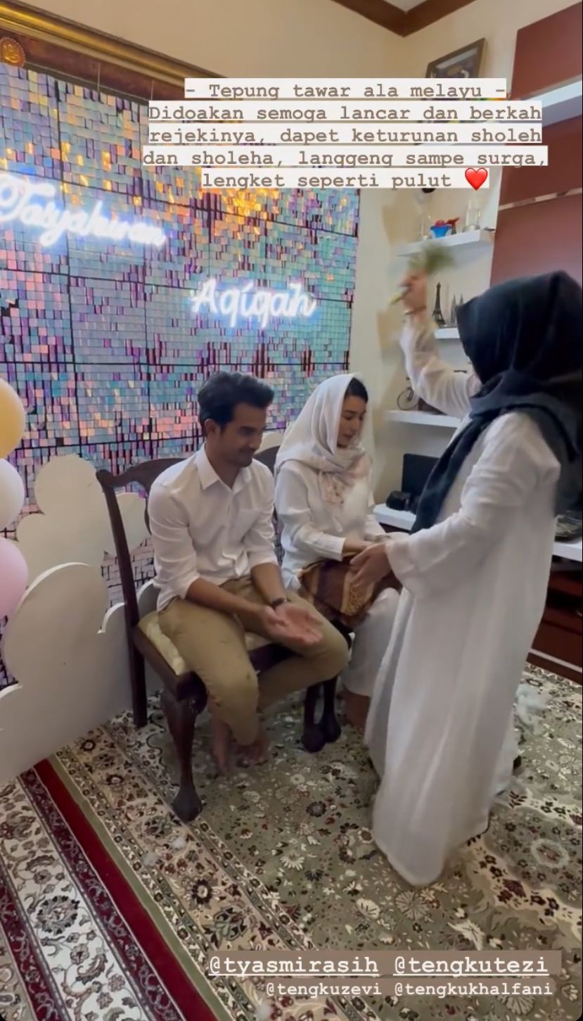momen tyas mirasih dan tengku rezi tradisi tepung tawar © instagram