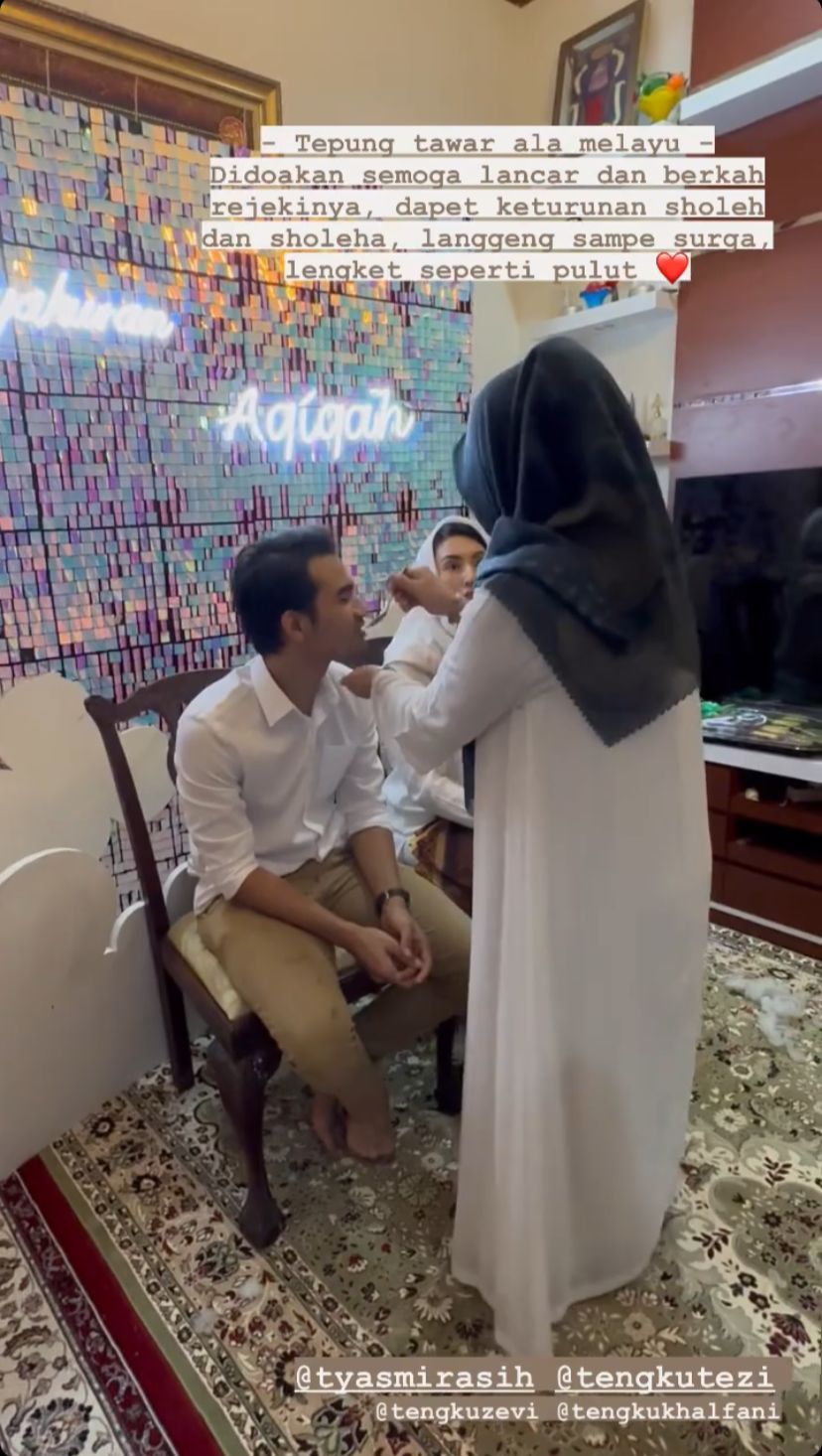 momen tyas mirasih dan tengku rezi tradisi tepung tawar © instagram