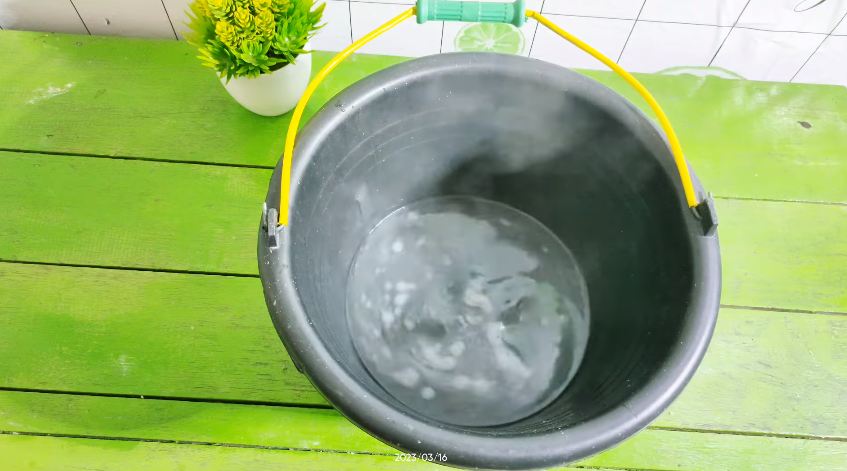 Bukan sabun cuci piring, ini cara mencuci kain pel agar bersih dan tak bau cuma tambah 1 bahan dapur