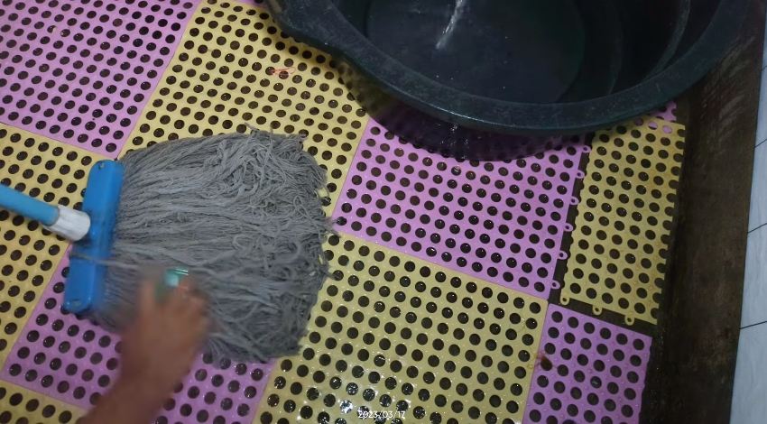 Bukan sabun cuci piring, ini cara mencuci kain pel agar bersih dan tak bau cuma tambah 1 bahan dapur