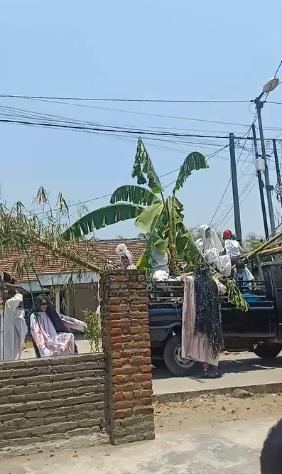 Momen kocak warga kampung cosplay kuntilanak TikTok