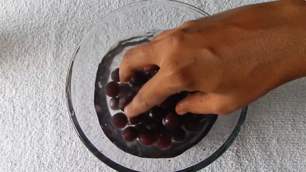 Tak perlu tepung, begini trik melunturkan lapisan lilin pada anggur pakai 1 jenis rempah