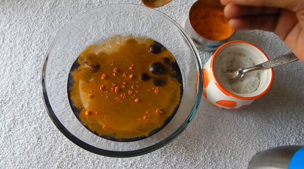 Tak perlu tepung, begini trik melunturkan lapisan lilin pada anggur pakai 1 jenis rempah