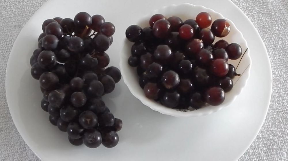 Tak perlu tepung, begini trik melunturkan lapisan lilin pada anggur pakai 1 jenis rempah