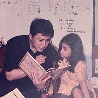 ayah sherina munaf mirip Jackie Chan © 2023 brilio.net