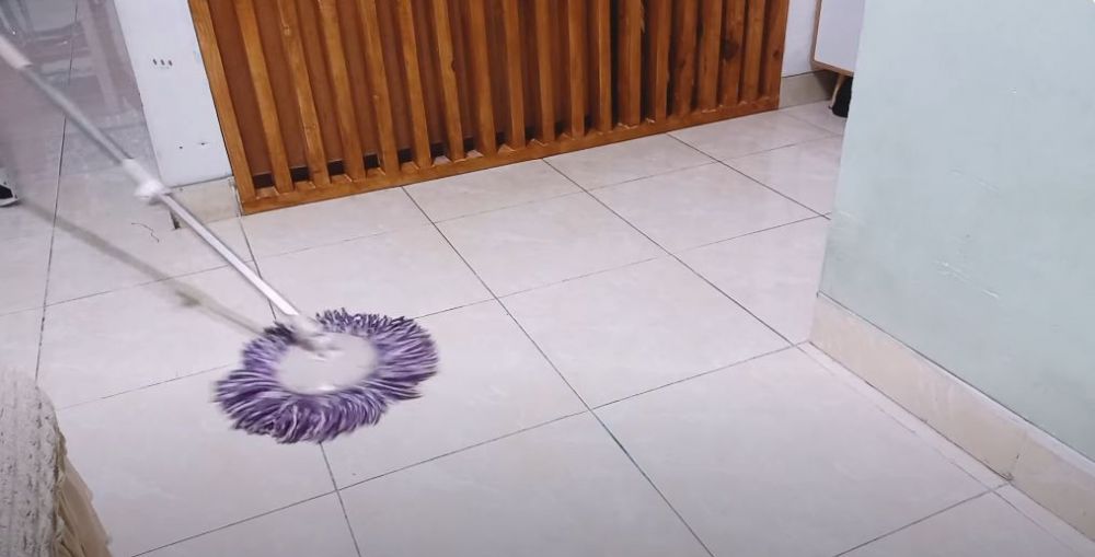 Pakai 2 bahan dapur, begini trik mengepel lantai yang berminyak dan lengket agar makin kesat