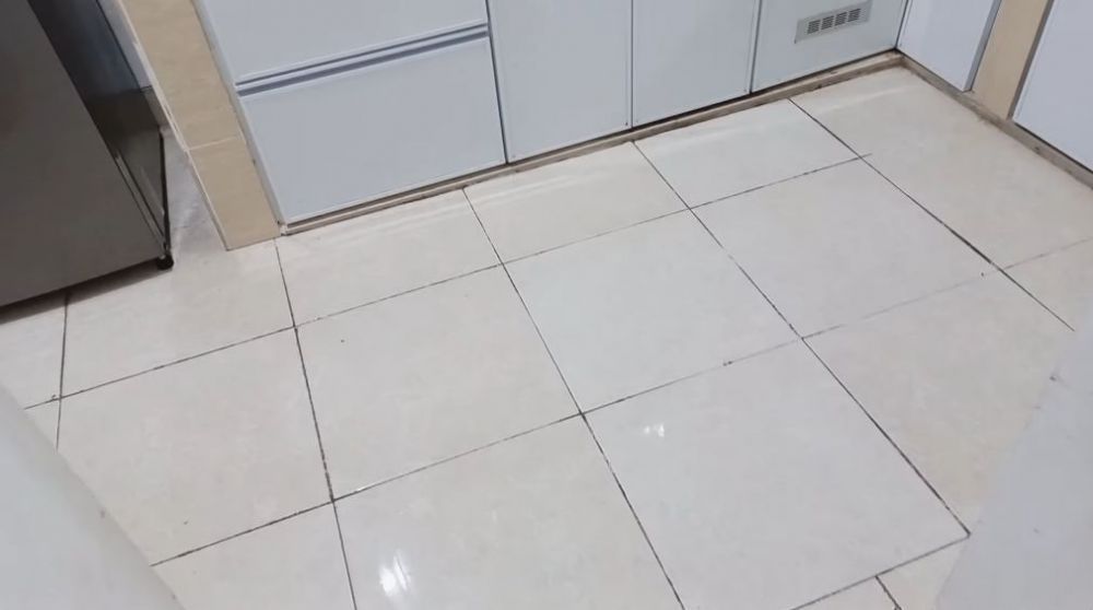 Pakai 2 bahan dapur, begini trik mengepel lantai yang berminyak dan lengket agar makin kesat
