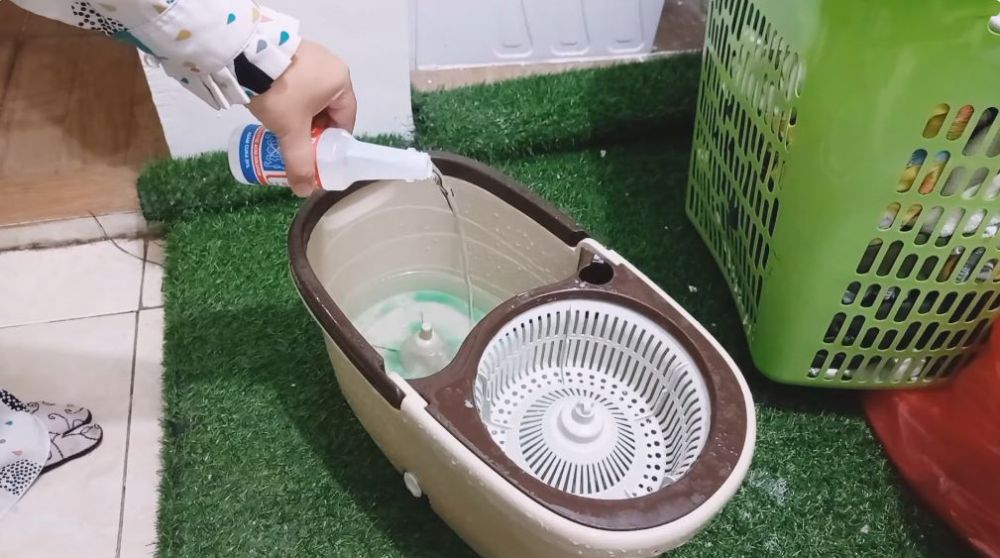 Pakai 2 bahan dapur, begini trik mengepel lantai yang berminyak dan lengket agar makin kesat