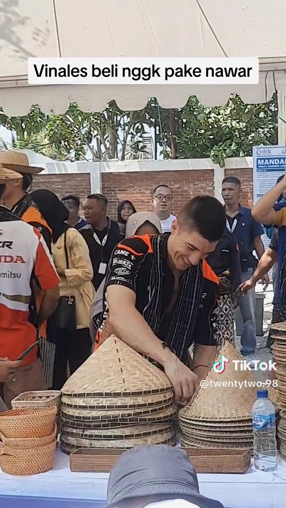 Pinjam duit seratus, 11 momen bahagia pembalap MotoGP Maverick Vinales beli caping di Lombok