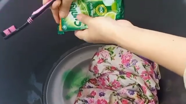 Tanpa deterjen, ini cara menghilangkan noda kunyit di taplak meja makan pakai tambahan 1 bahan dapur