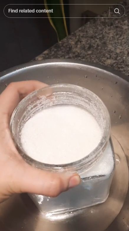 Tak perlu ditambah rempah, ini trik ampuh mengusir semut di toples gula