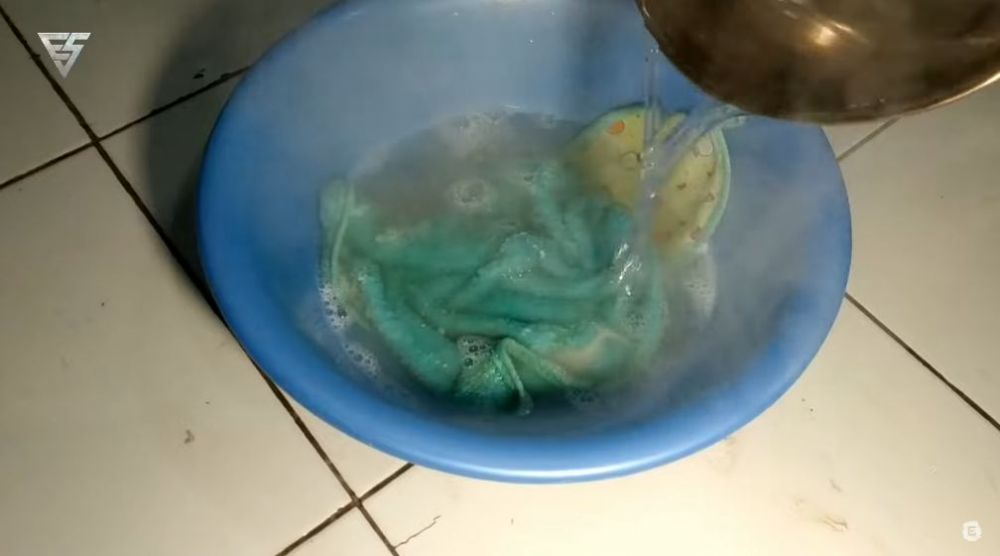 Tanpa disikat atau dikucek, begini cara mencuci kain lap dapur yang kusam agar bersih seperti baru