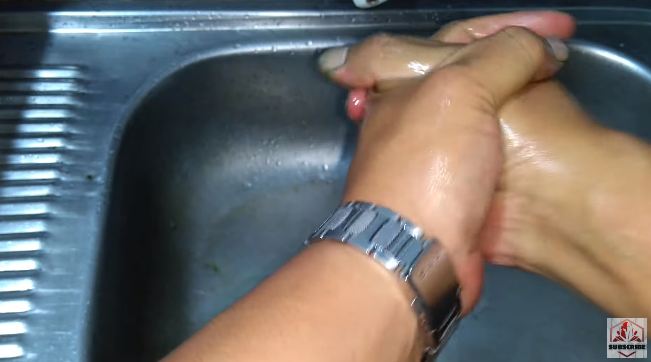 Bukan dengan tiner, ini cara bersihkan tinta di tangan cuma pakai tambahan 1 bahan dapur
