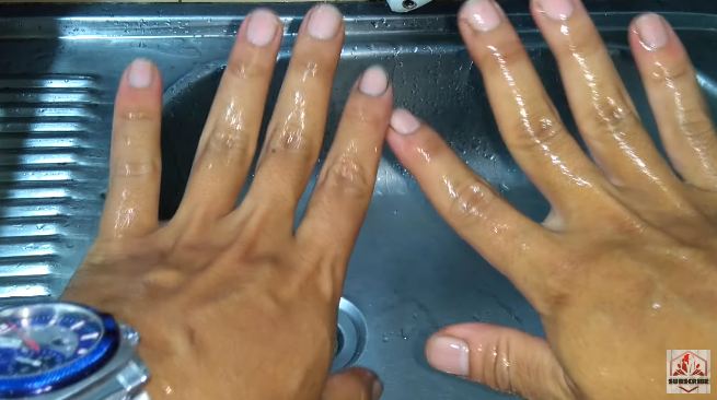 Bukan dengan tiner, ini cara bersihkan tinta di tangan cuma pakai tambahan 1 bahan dapur