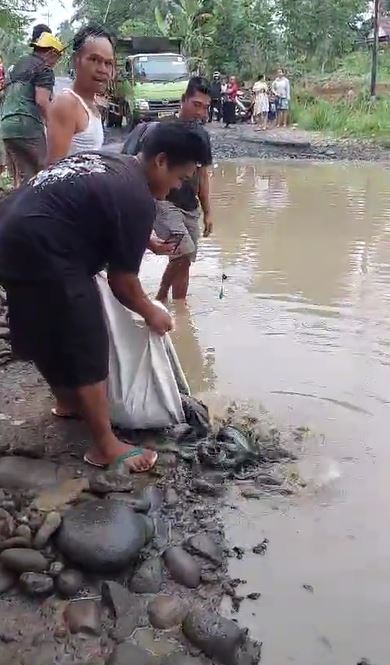 Momen warga Bengkulu Utara mancing di jalan berlubang TikTok Momen warga Bengkulu Utara mancing di jalan berlubang TikTok