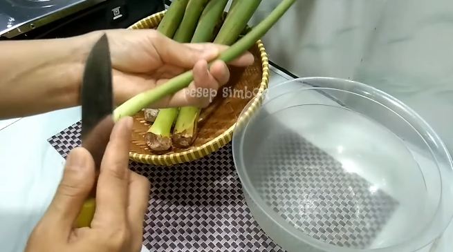 Tak direndam asam jawa, ini cara jitu hilangkan getah lompong agar tak bikin gatal pakai 1 bahan dapur