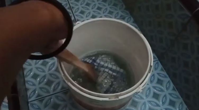 Tanpa sitrun, ini cara ampuh mengubah lap dapur dekil jadi bersih lagi pakai 1 bahan sederhana