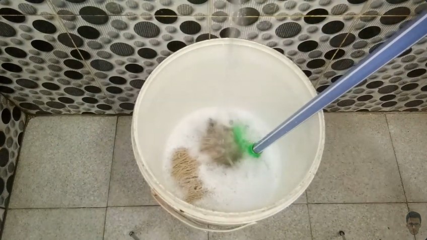 Simpel tanpa air panas, ini trik bersihkan kain pel dekil jadi putih lagi pakai tambahan 1 bahan dapur