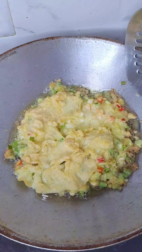 Bukan pakai tepung terigu, ini trik bikin telur dadar mengembang dan krispi cuma tambah 1 bahan dapur