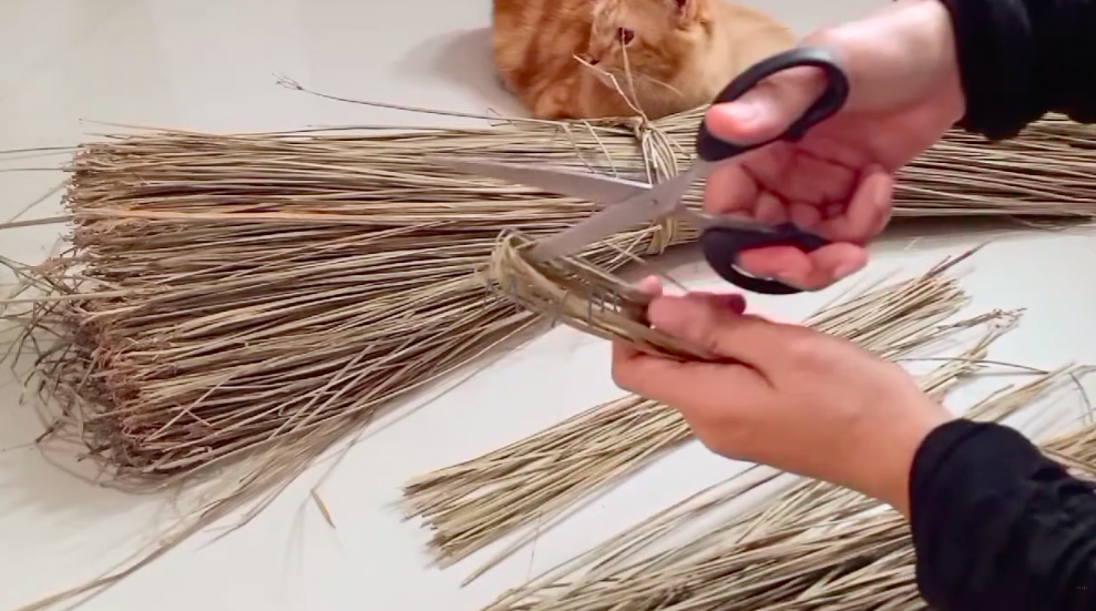 Bukan dari lidi, ini cara membuat sapu pembersih dapur dari satu jenis rumput