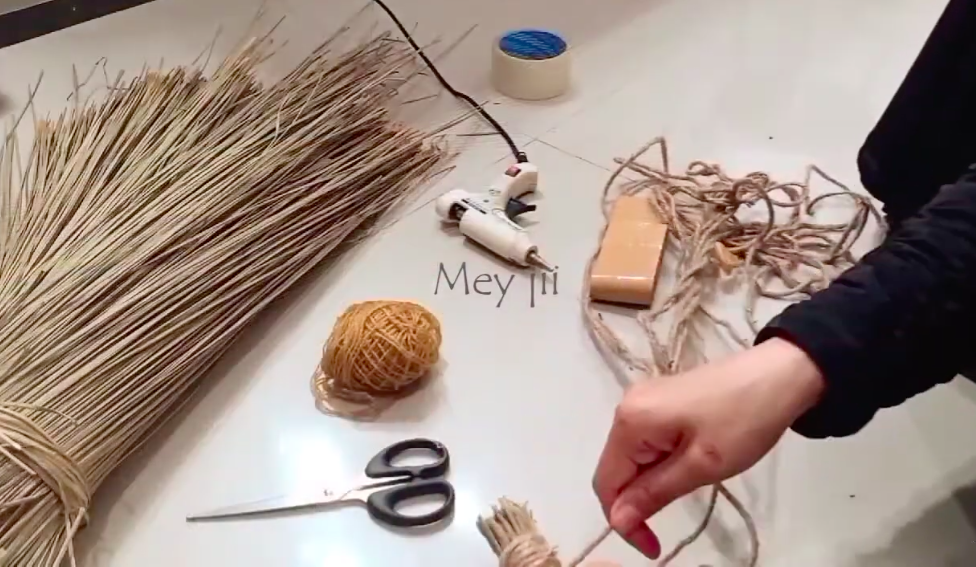 Bukan dari lidi, ini cara membuat sapu pembersih dapur dari satu jenis rumput