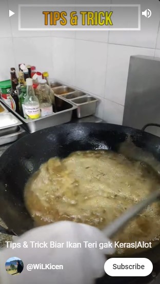 Tanpa direndam air beras atau diberi tepung, ini trik goreng teri biar tekstur renyah tapi tak keras