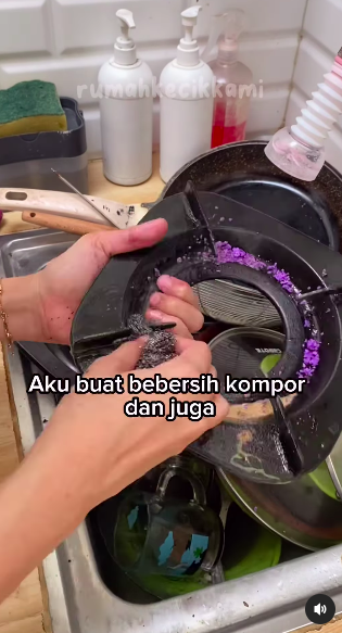 Tanpa sitrun atau baking soda, ini cara bersihkan tungku kompor berkerak cuma pakai 1 bahan sederhana
