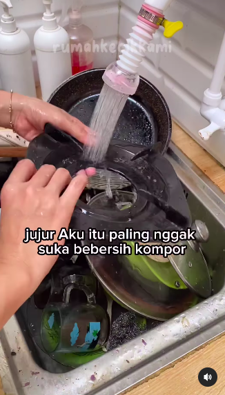 Tanpa sitrun atau baking soda, ini cara bersihkan tungku kompor berkerak cuma pakai 1 bahan sederhana