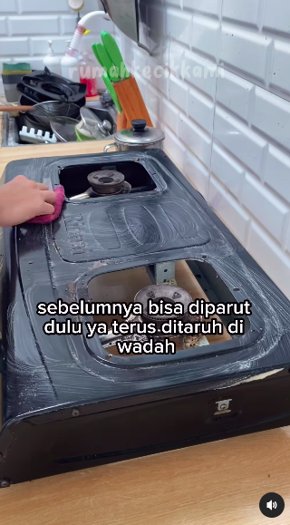 Tanpa sitrun atau baking soda, ini cara bersihkan tungku kompor berkerak cuma pakai 1 bahan sederhana