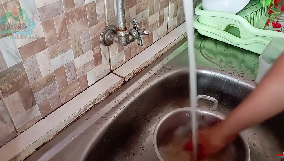 Tanpa metode kukus, ini trik menanak nasi pakai panci agar hasilnya pulen dan antilengket