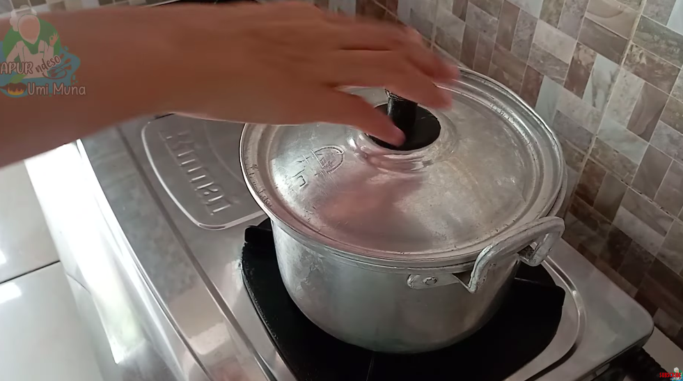 Tanpa metode kukus, ini trik menanak nasi pakai panci agar hasilnya pulen dan antilengket