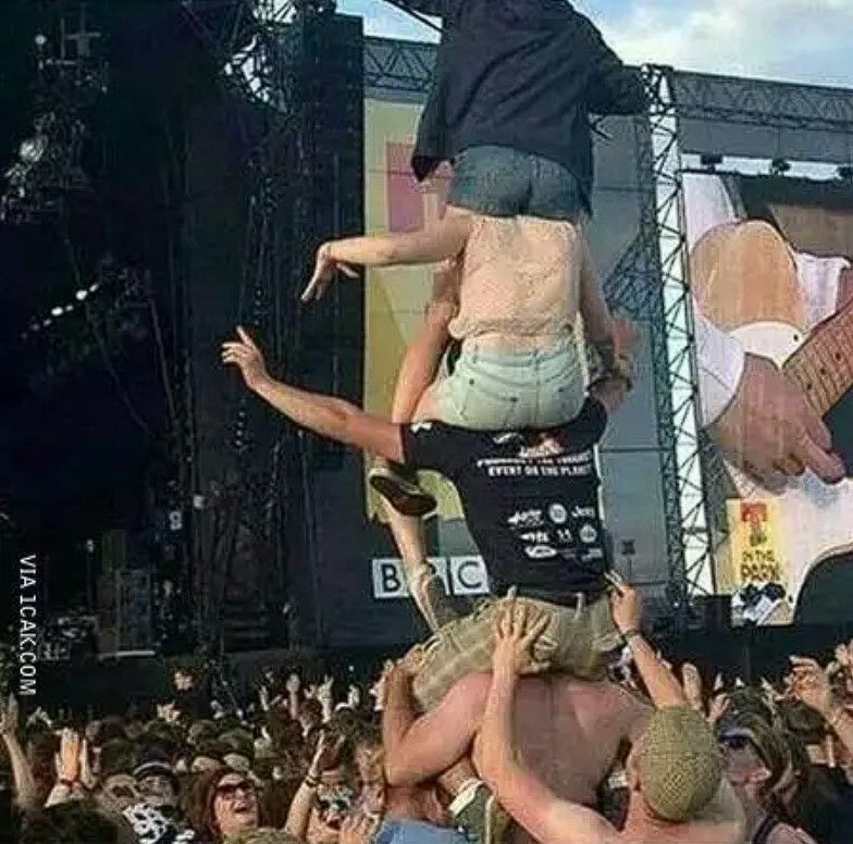 Potret lucu di tengah konser  Berbagai sumber