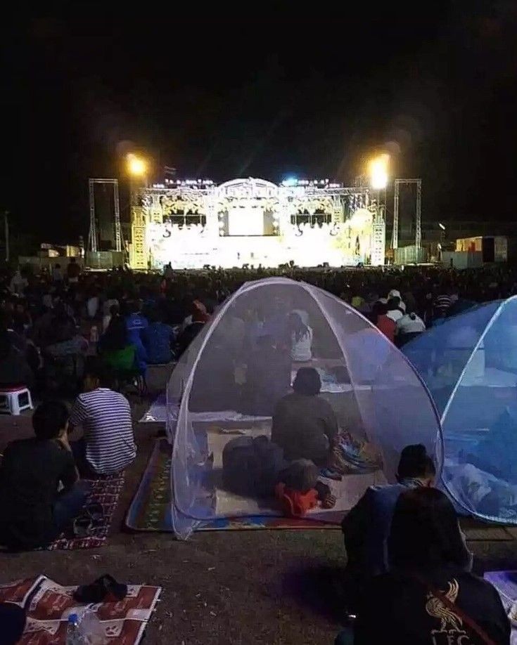 Potret lucu di tengah konser Berbagai sumber Potret lucu di tengah konser Berbagai sumber