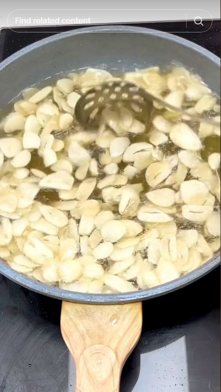 Tanpa direndam air panas, ini trik menggoreng bawang putih agar renyah tahan lama dan tidak gosong