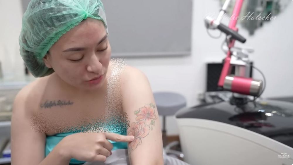 momen nathalie hapus tato di dada © YouTube