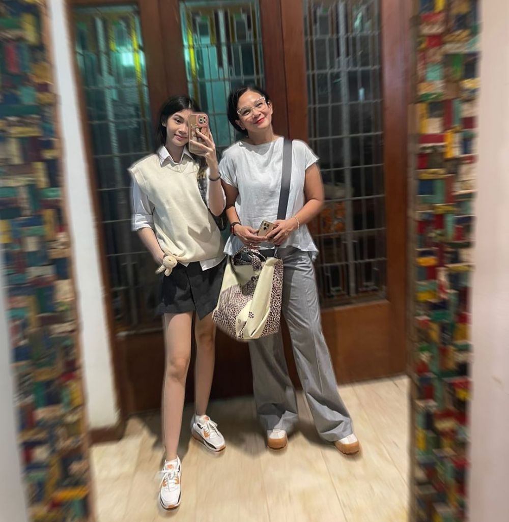 potret kebersamaan seleb dan anaknya bak teman sebaya © berbagai sumber potret kebersamaan seleb dan anaknya bak teman sebaya © berbagai sumber