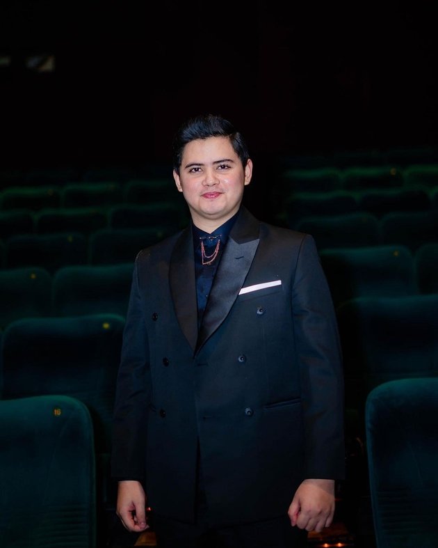 Tampil dengan setelan jas di premiere film terbaru, 7 potret Aliando ini disebut mirip Erick Thohir