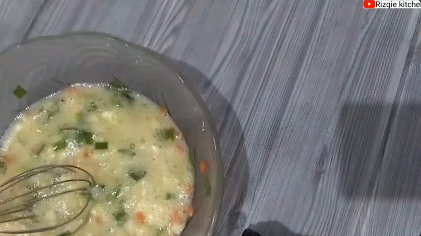 Tak perlu diberi tepung atau air, ini trik goreng telur dadar tebal cukup tambah 2 bahan dapur