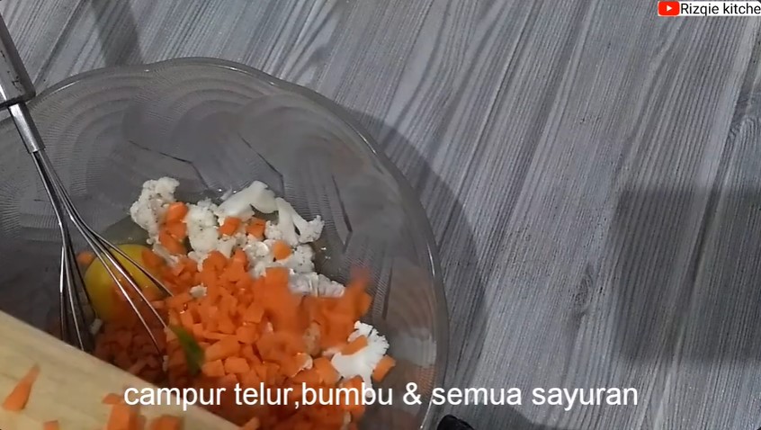 Tak perlu diberi tepung atau air, ini trik goreng telur dadar tebal cukup tambah 2 bahan dapur
