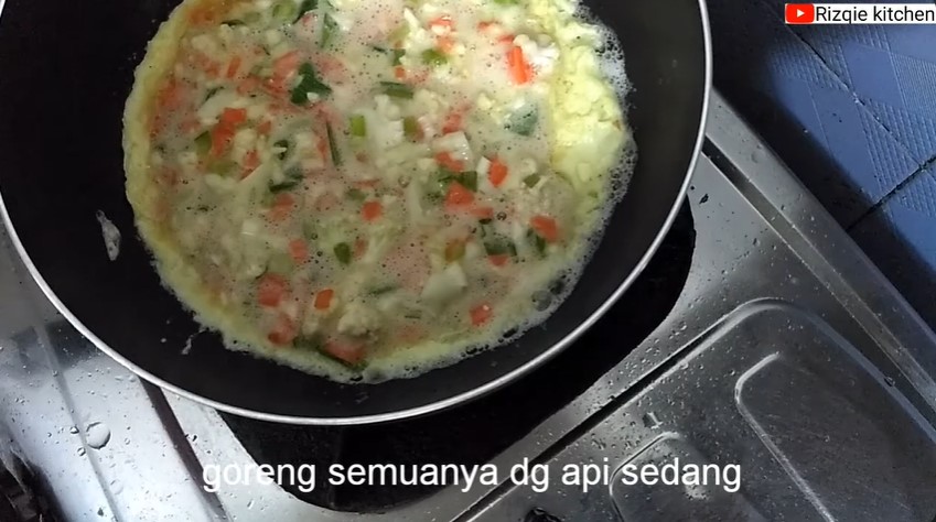 Tak perlu diberi tepung atau air, ini trik goreng telur dadar tebal cukup tambah 2 bahan dapur